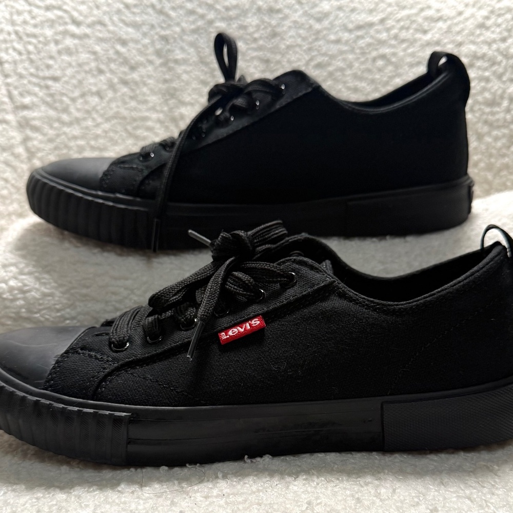 Levi’s Black‎ Low Top Sneakers Women’s 7 (Men’s 5.5) Canvas Casual Lace Up